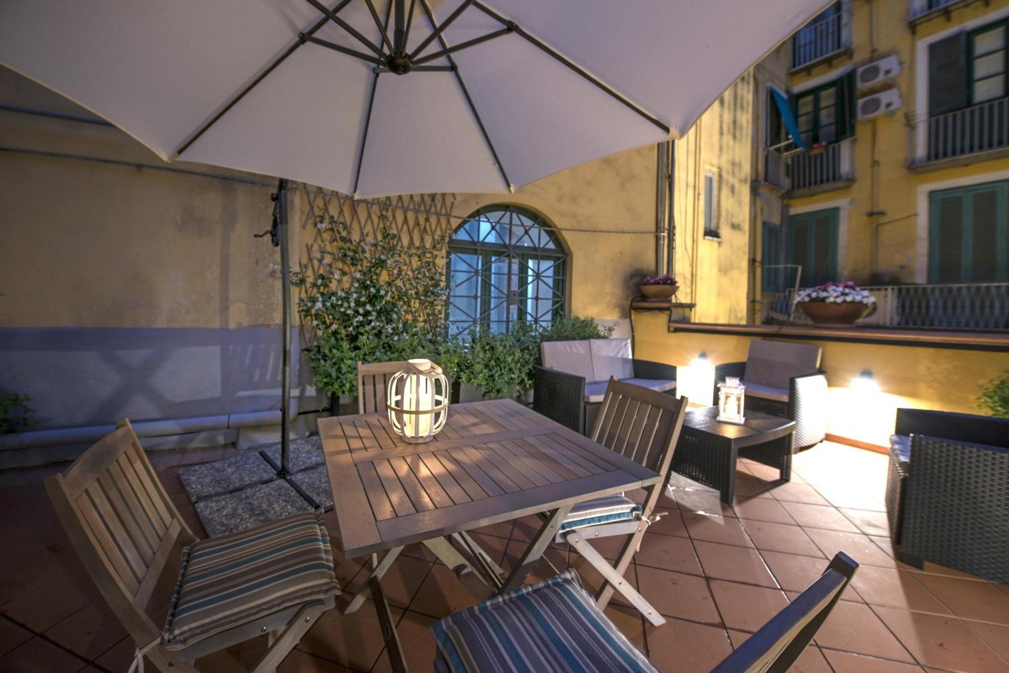Apartament Le Terrazze Sul Cortile Salerno Zewnętrze zdjęcie
