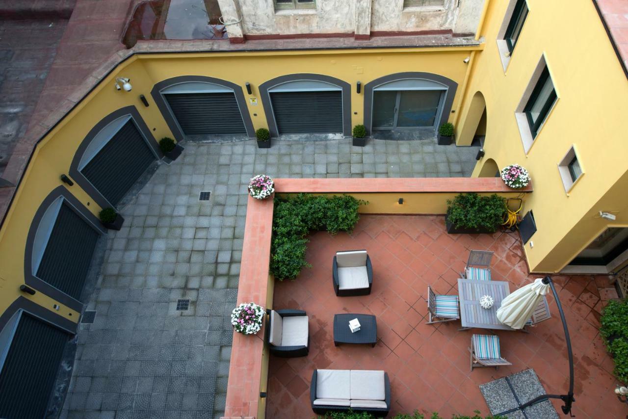 Apartament Le Terrazze Sul Cortile Salerno Zewnętrze zdjęcie